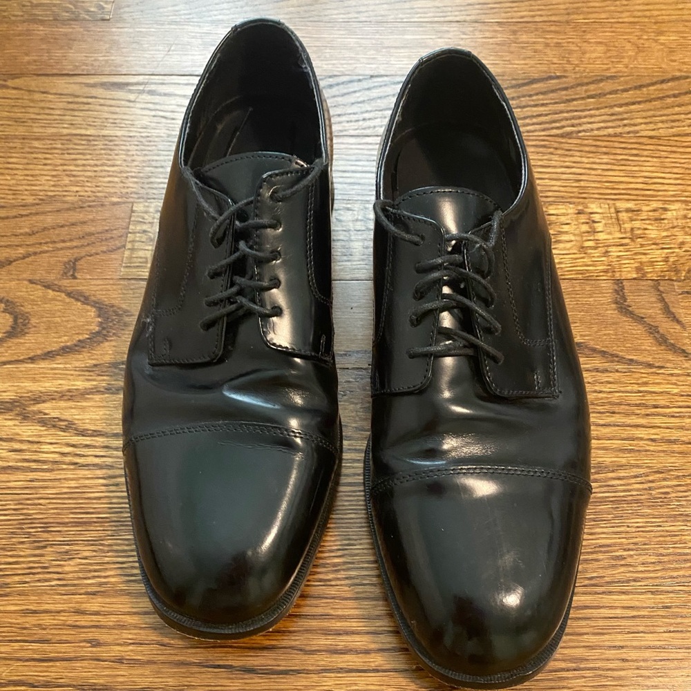 Men’s size 11 Nunn Bush dress shoes.